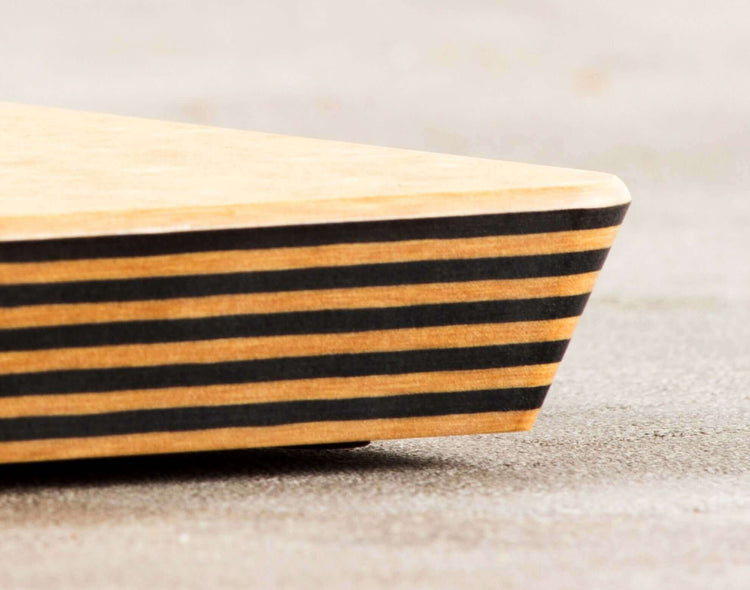 A close up shot of the Big Block Board corner, further showcasing the striking Natural/Slate cascade lamination pattern.